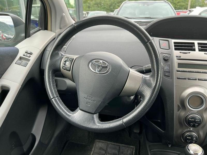 Toyota Yaris Yaris 3p 1.3 dual Sol