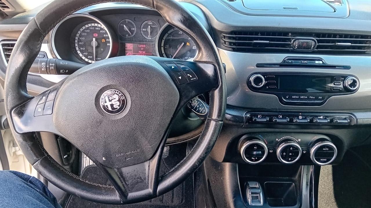 Alfa Romeo giulietta 1.6 mjt-full-2011