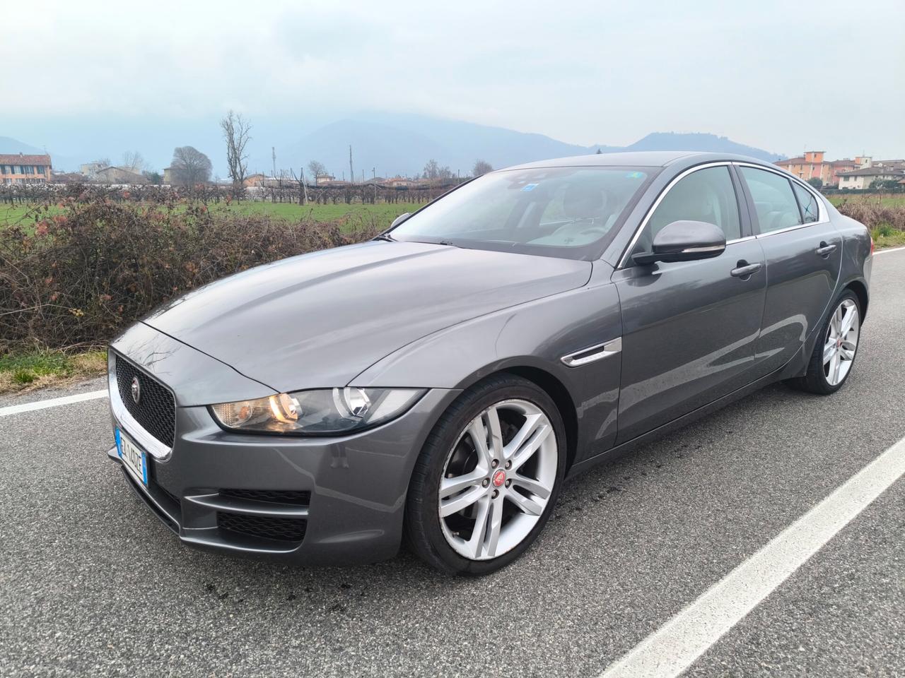 JAGUAR XE 2,0 180CV- AUTOMATICA-EURO 6- MOTORE NUOVO