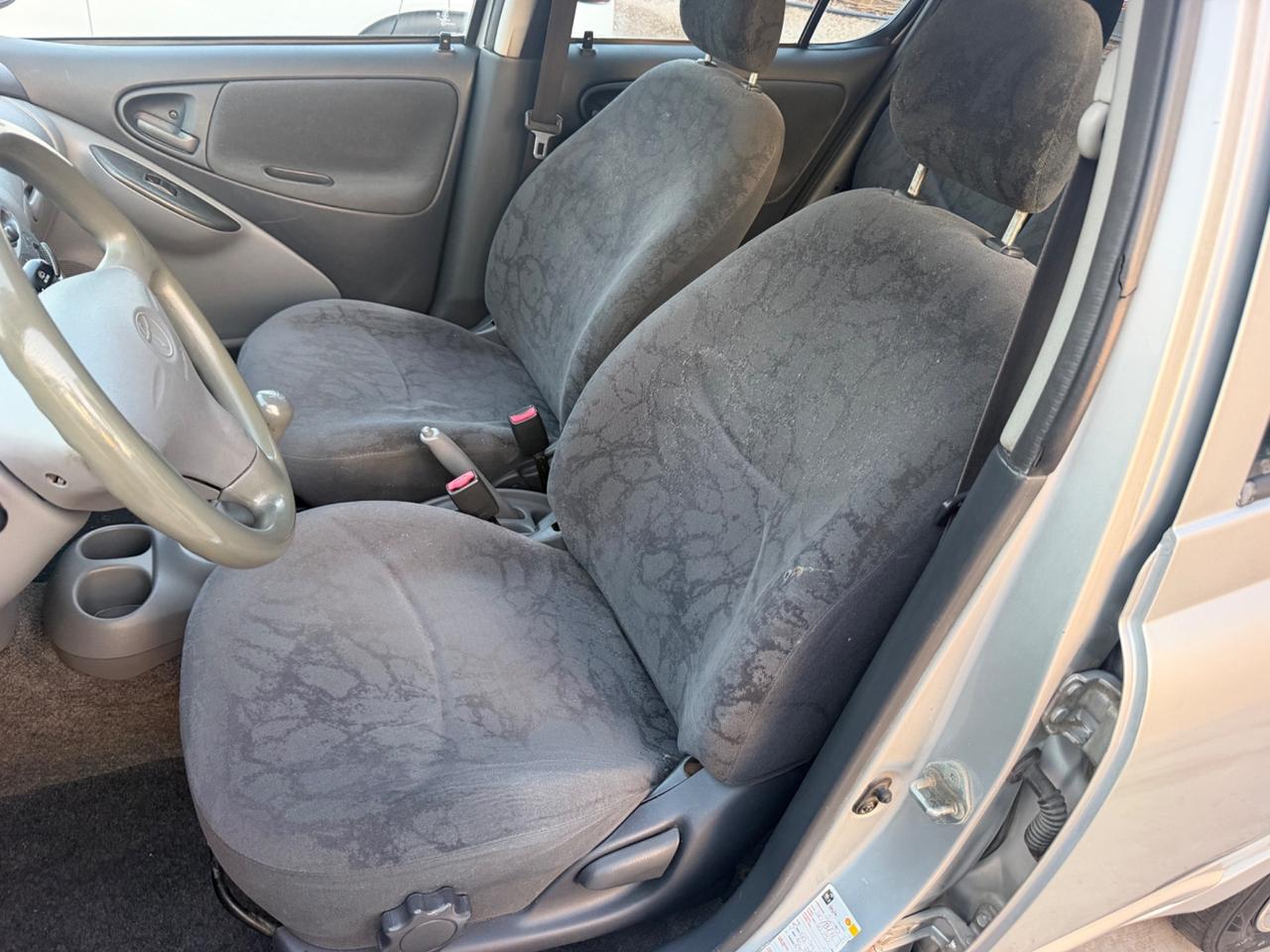 Toyota Yaris 1.0i 16V cat 5 porte Sol
