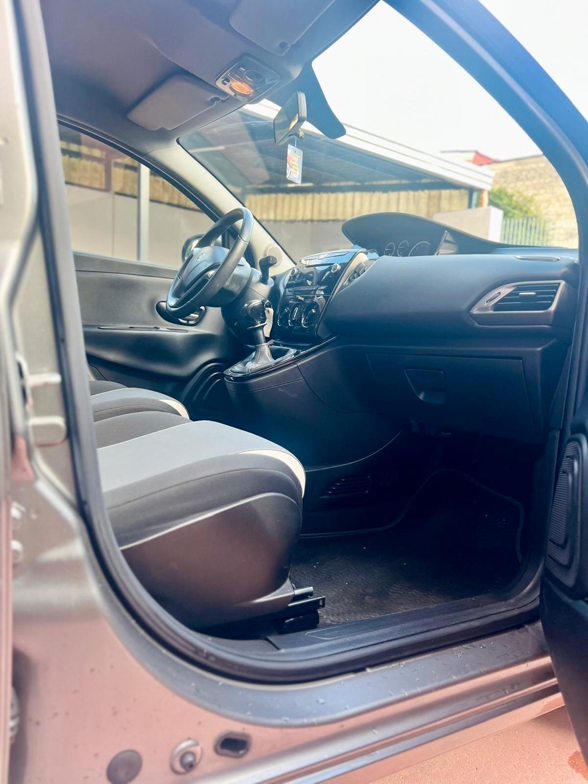 Lancia Ypsilon 1.2 69 CV 5 porte Elefantino