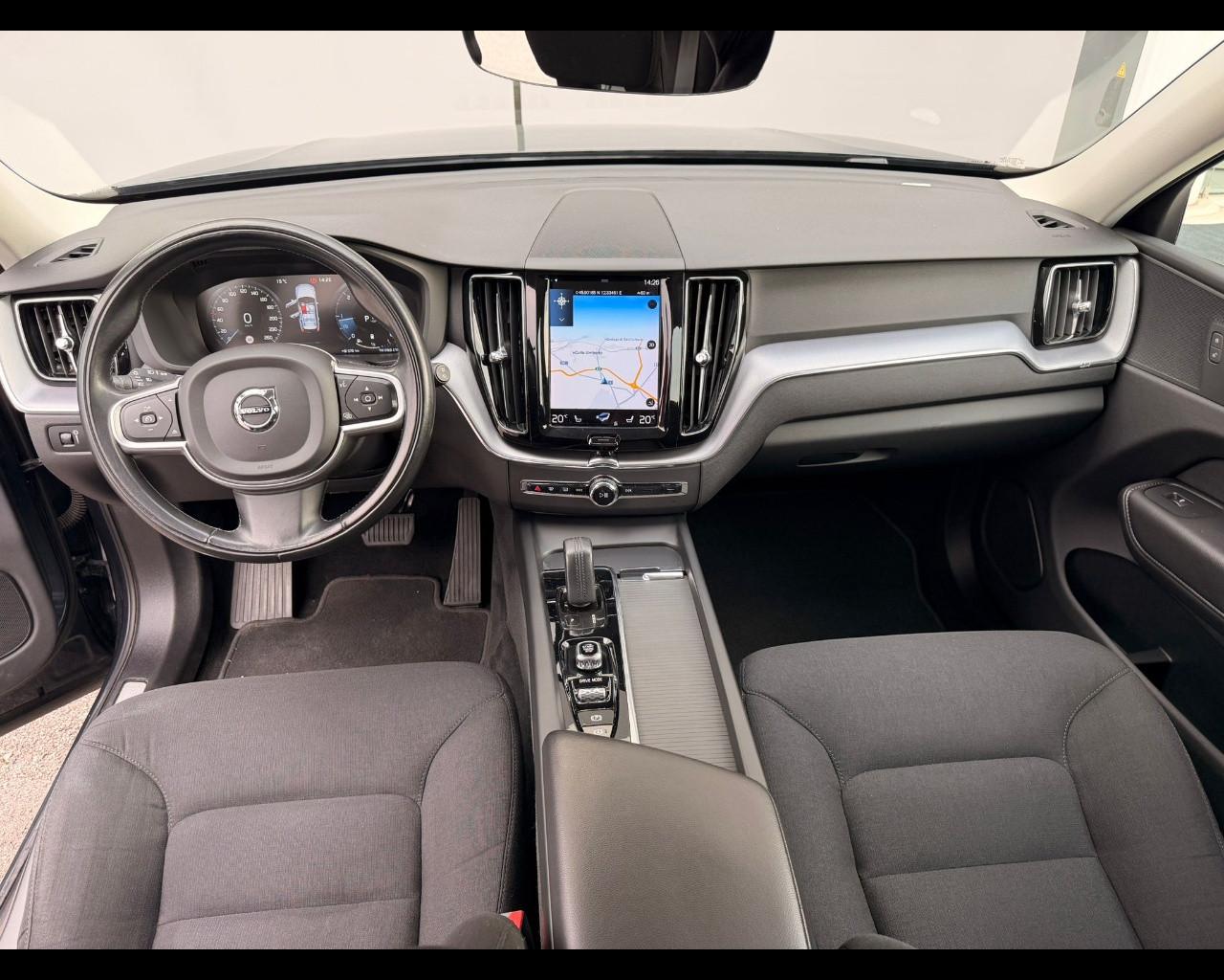 VOLVO XC60 B4 AWD MOMENTUM AUTO