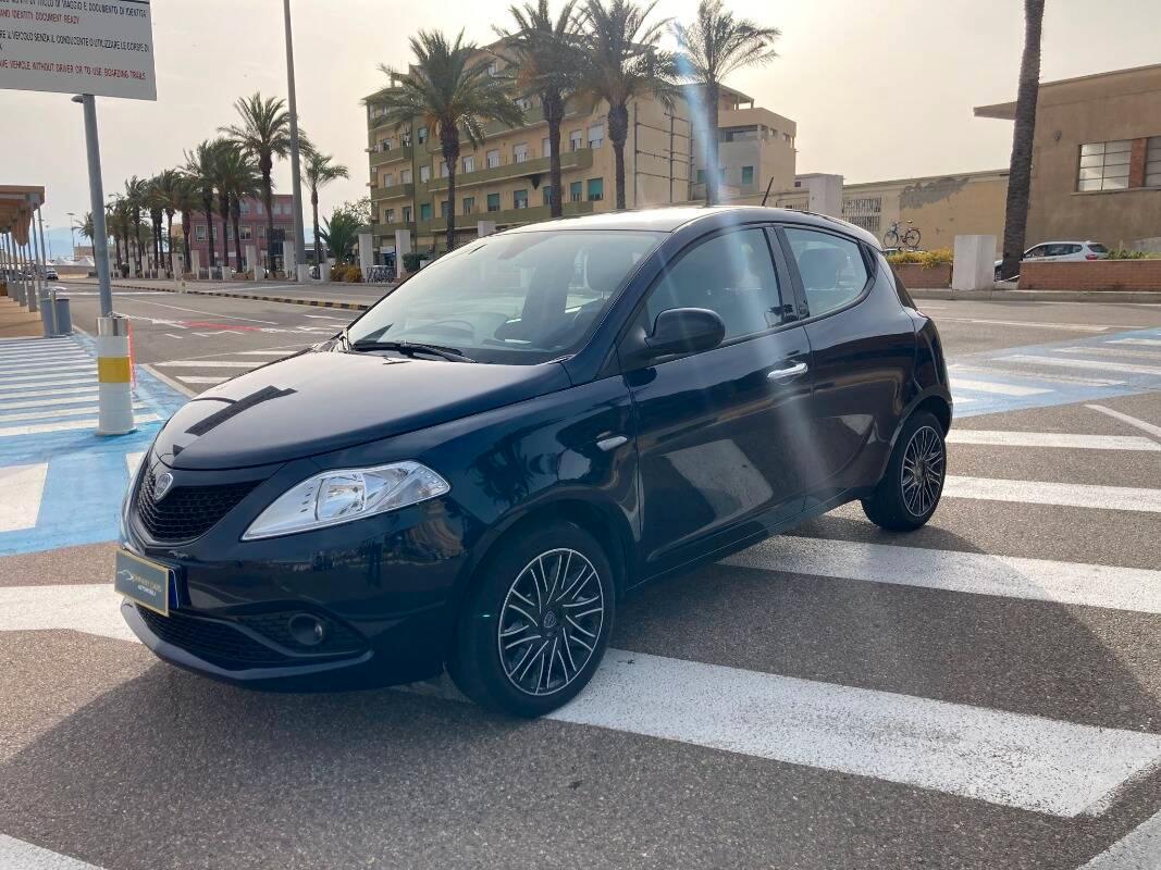 Lancia Ypsilon 1.0 firefly hybrid Silver s&s 70cv