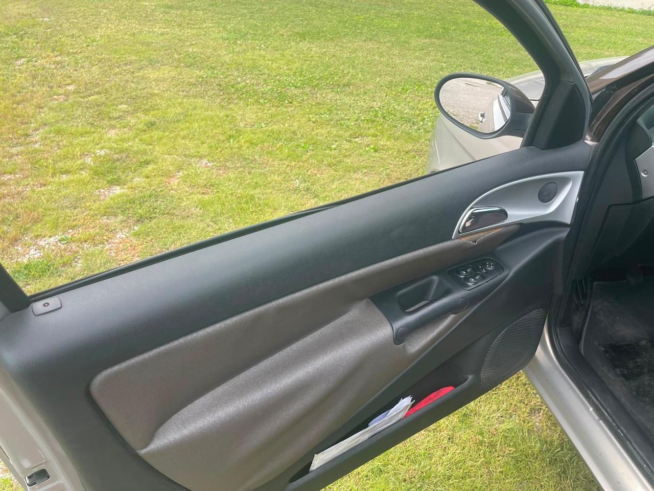 Lancia Ypsilon 1.3 MJT 75 CV Versus