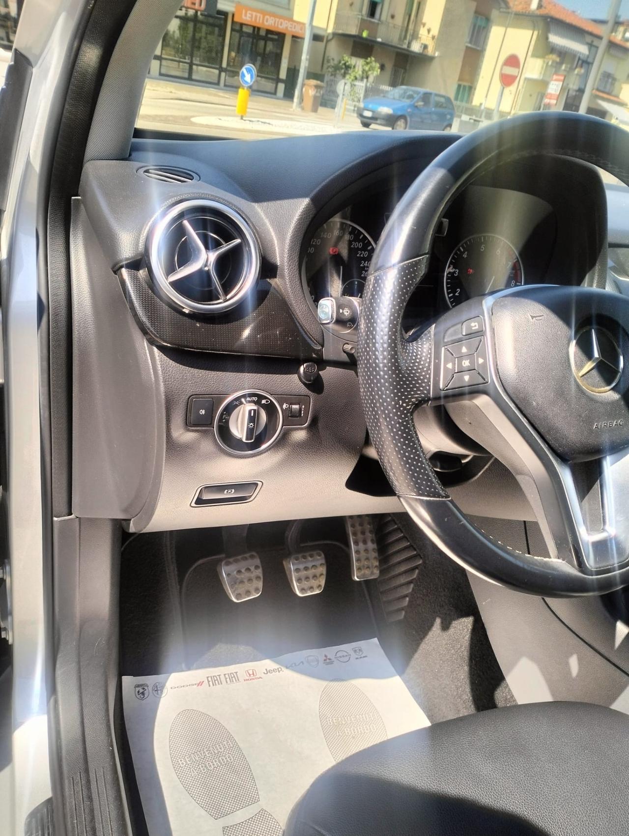 Mercedes-benz B 180 Benz Premium
