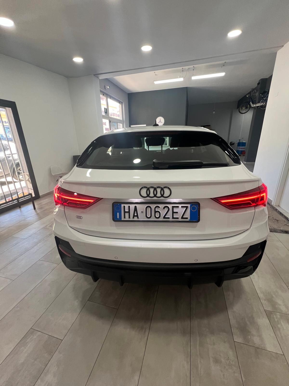 Audi Q3 35 TDI Identity Black
