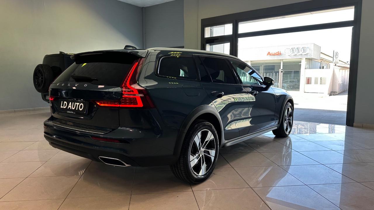 Volvo V60 B4 (d) Geartronic Momentum CROSS COUNTRY 4X4