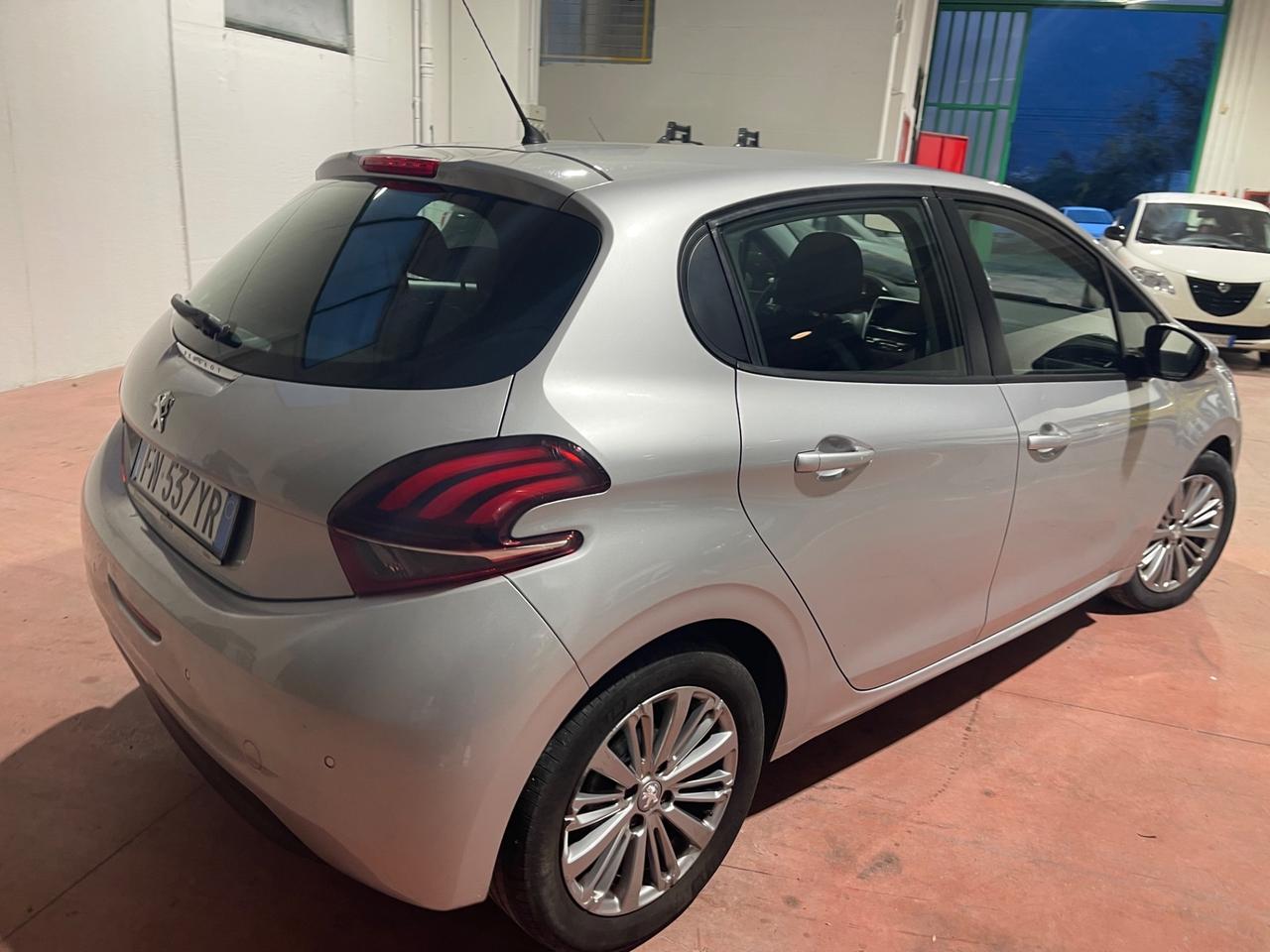 Peugeot 208 PureTech 82 5 porte Allure SI NEOPATENTATI