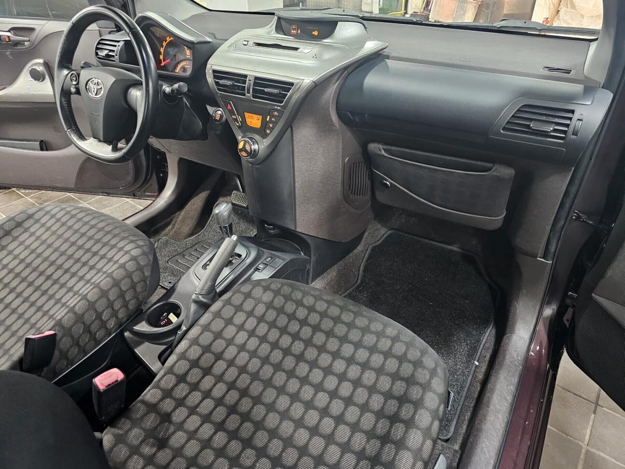 NUOVA TOYOTA iQ 1.0 VVT-i SOL 68CV BLACK LINE