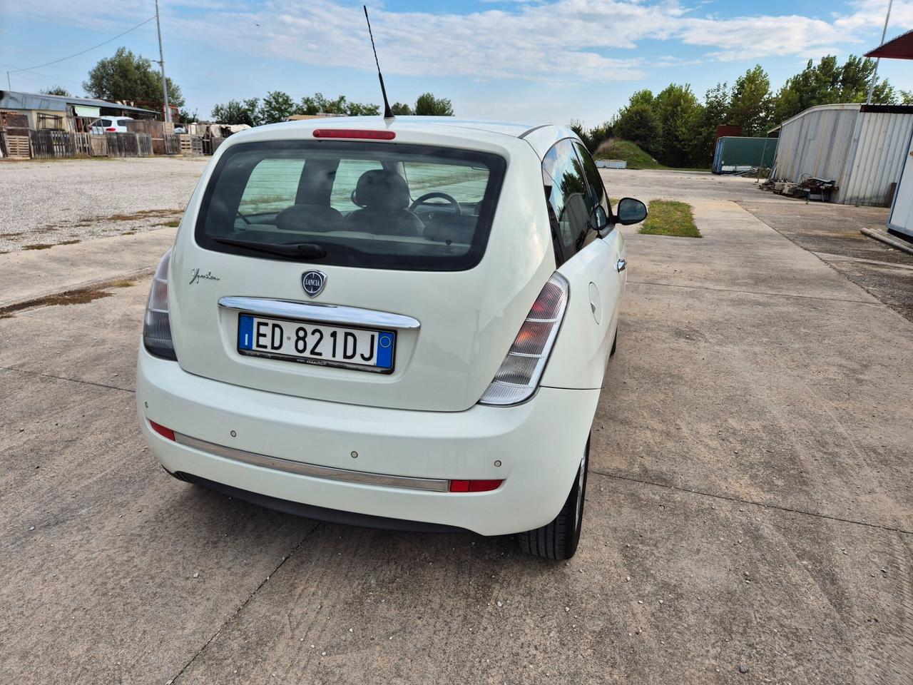 Lancia Ypsilon 1.3 MJT 75 CV Argento