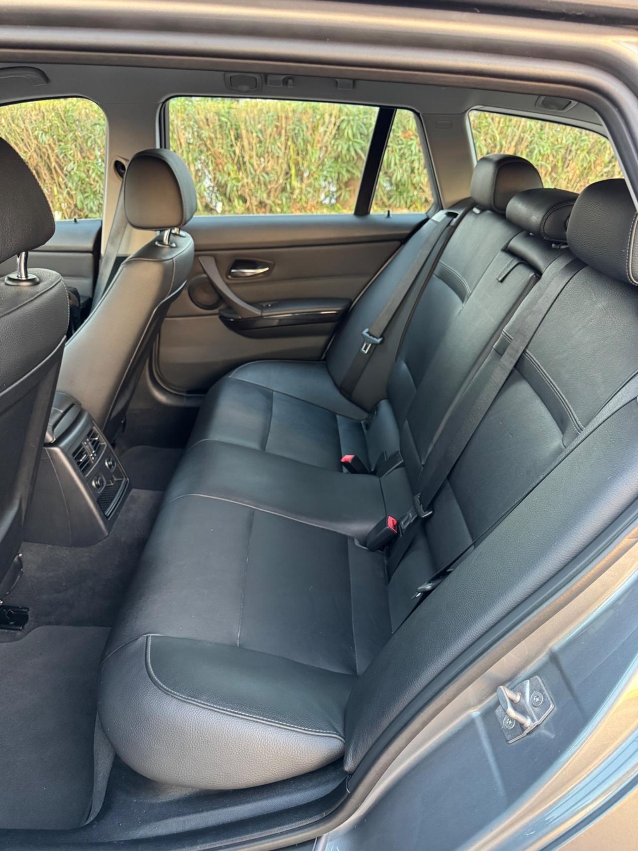 Bmw 320D INTERNI IN PELLE/NAVI/XENO