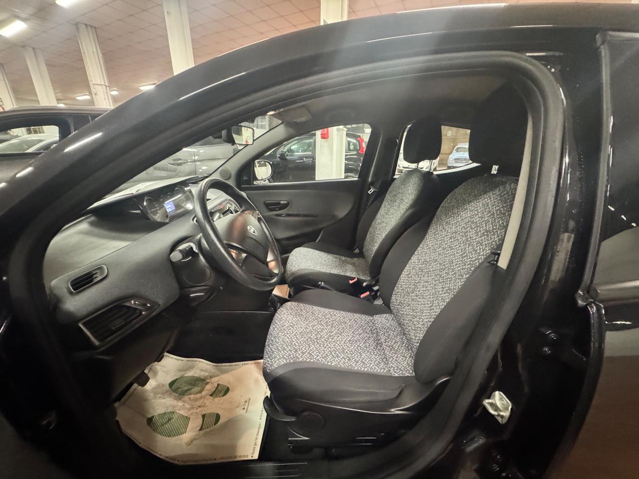 Lancia Ypsilon 1.0 FireFly 5 porte S&S Hybrid Ecochic Silver