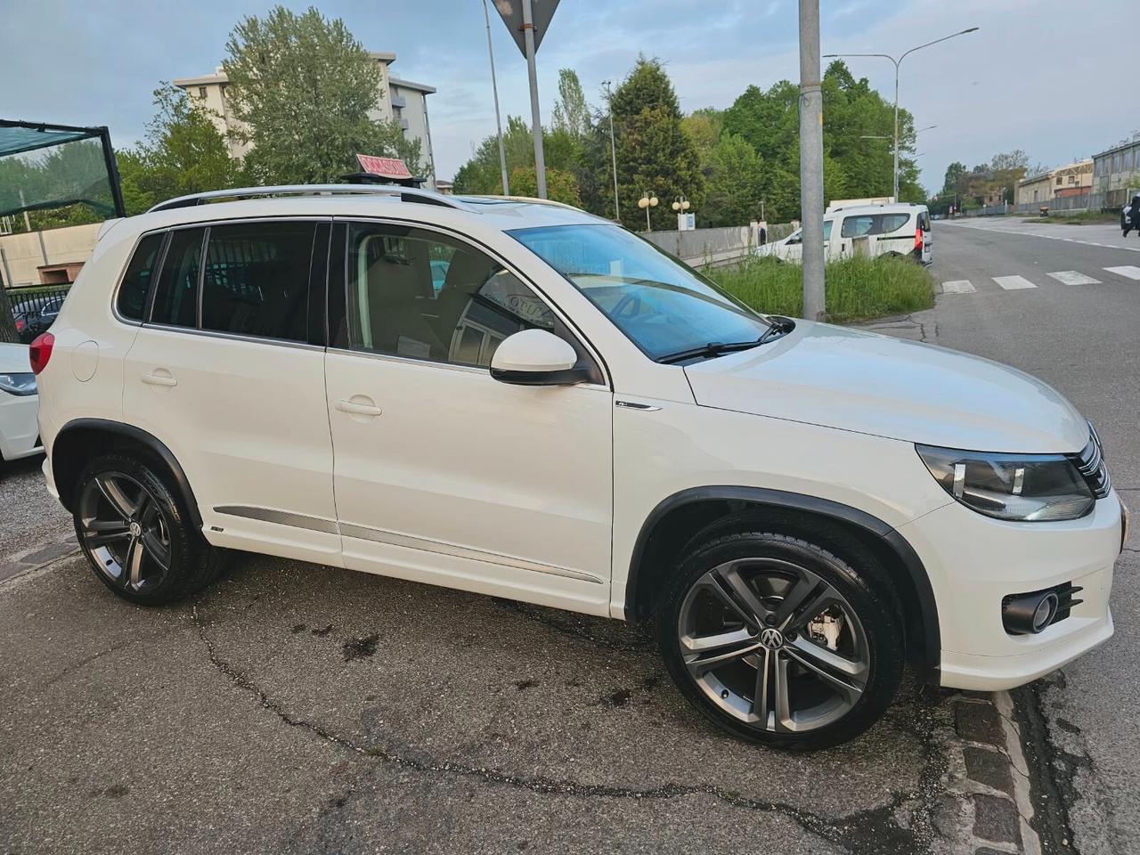 Volkswagen Tiguan 2.0 TDI 177cv R-Line 4Motion DSG*Navi*19*