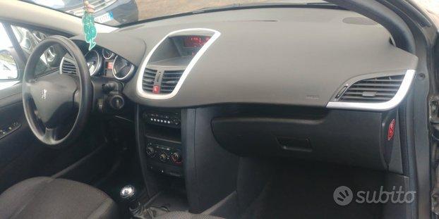 Peugeot 207 1.4 HDi 70CV 5 porte NEO PATENTATI CLIMA MULTIFUNZIONE COMANDI VOLANTE