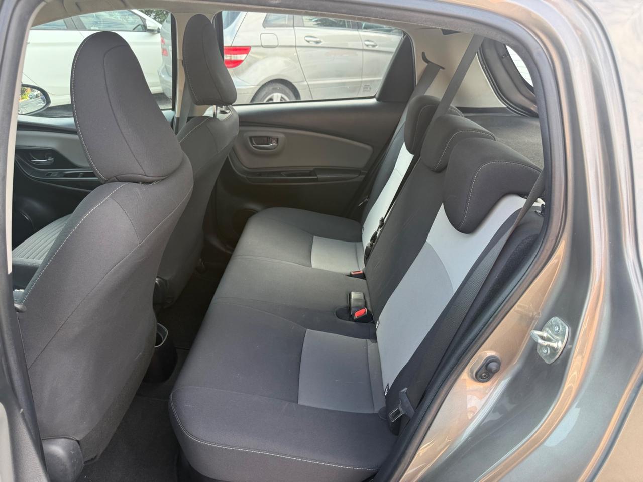 Toyota Yaris 1.5 hybrid trend gray edition