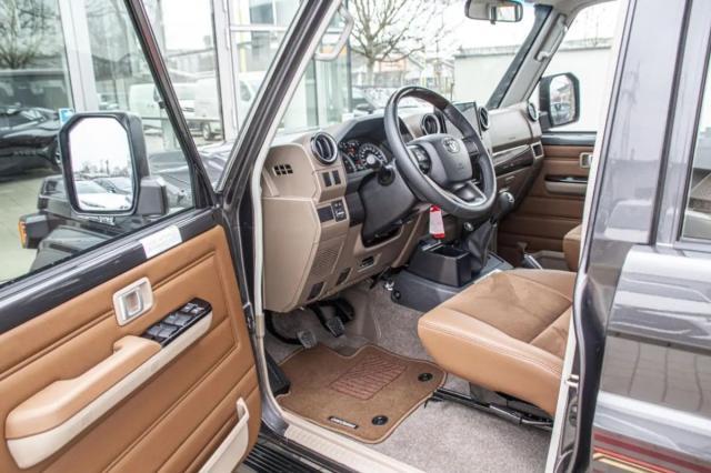 Toyota Land Cruiser GRJ 76 4.0 VX LIM '24