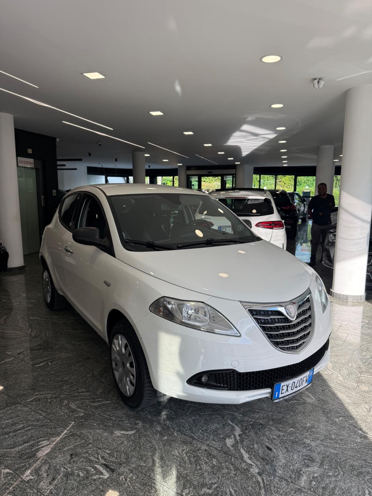 Lancia Ypsilon 0.9 TwinAir 85 CV 5 porte Metano Ecochic Silver