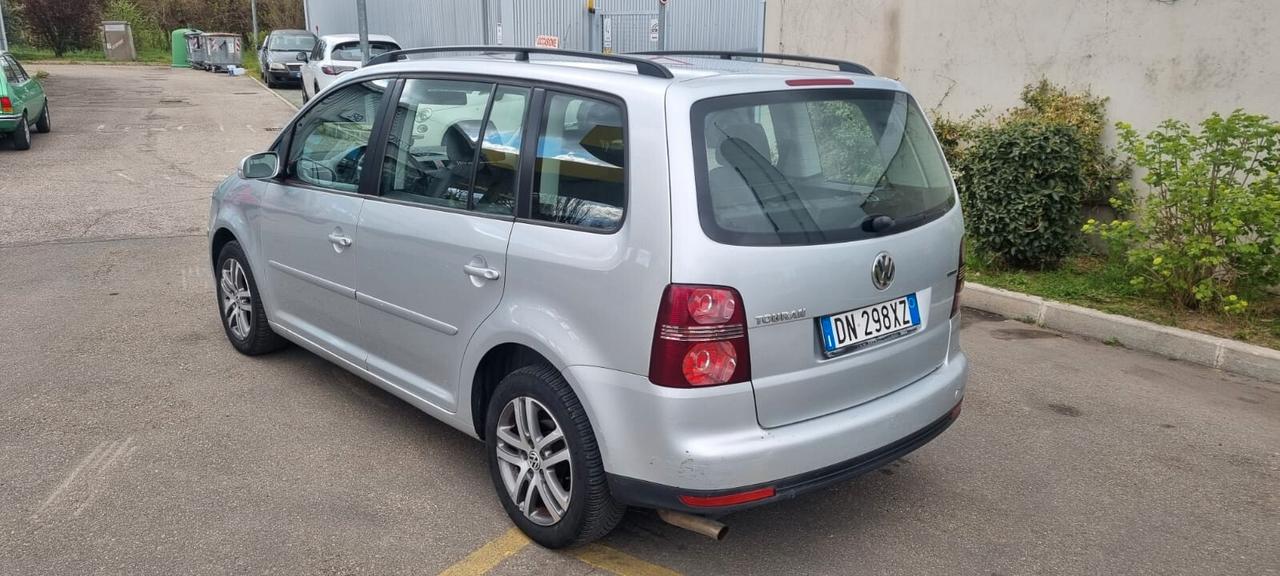Volkswagen Touran 2.0 Conceptline Ecofuel POSTI 7
