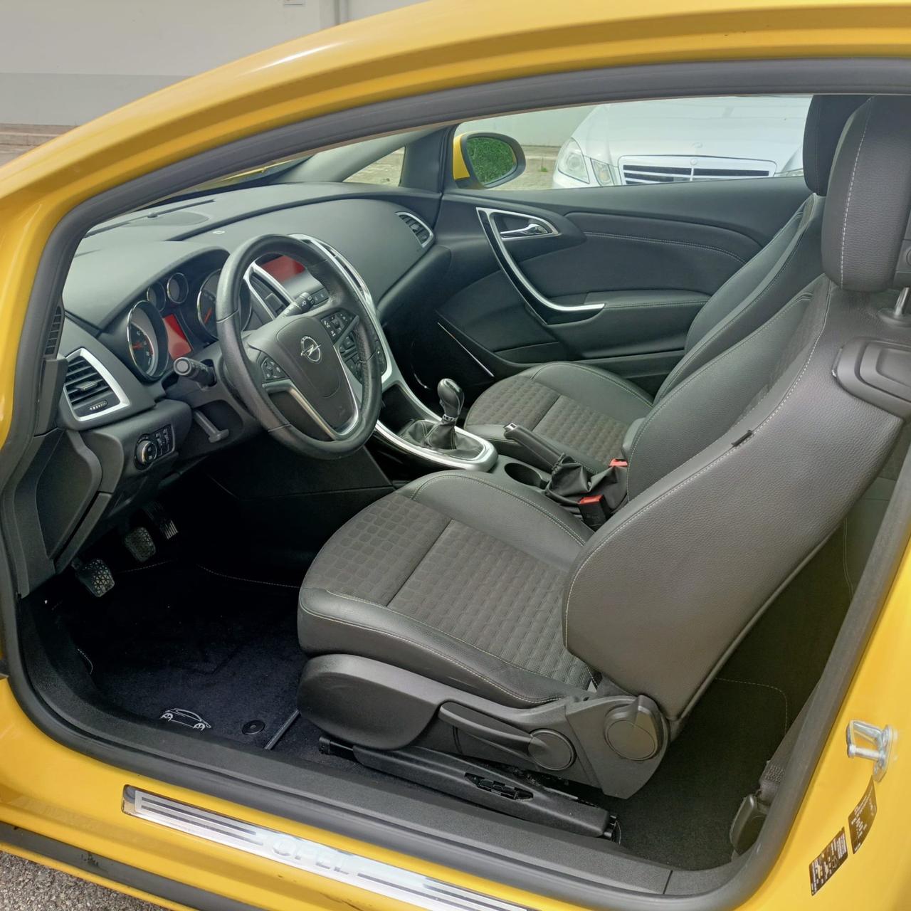 Opel Astra GTC 1.4.benzina anno 2012 km 150 mila