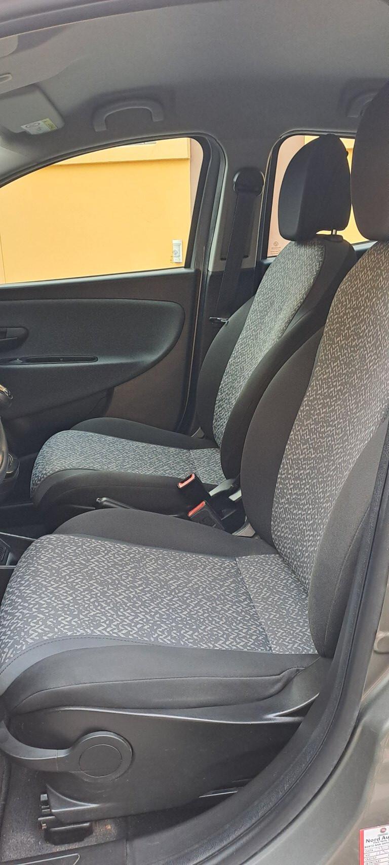 Lancia Ypsilon 1.0 FireFly 5 porte S&S Hybrid Ecochic Silver KM. 18000 AUTO PER NEOPATENTATI