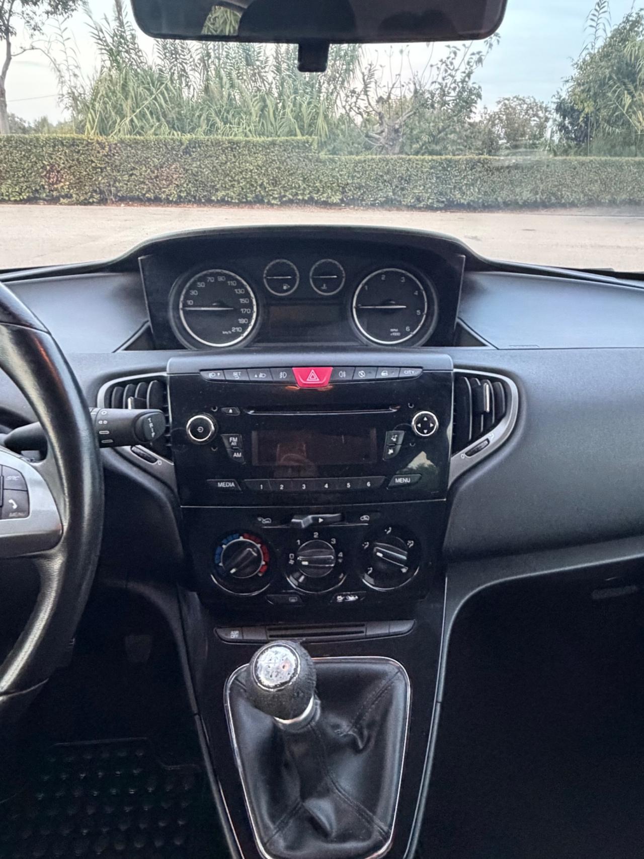 Lancia Ypsilon 1.3 MJT 95 CV 5 porte Platinum