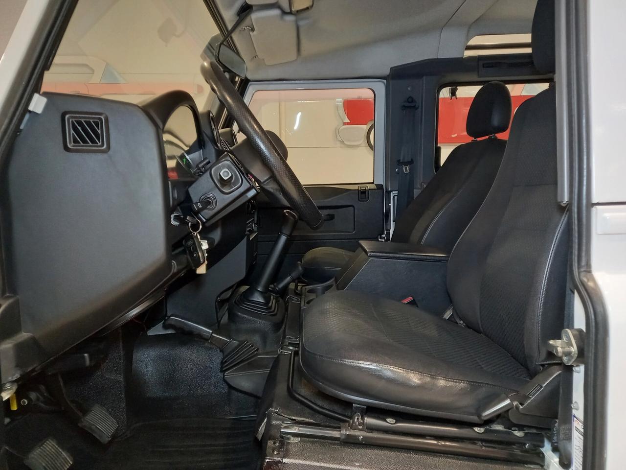 Land Rover Defender 90 2.2 EXPEDITION 032/100