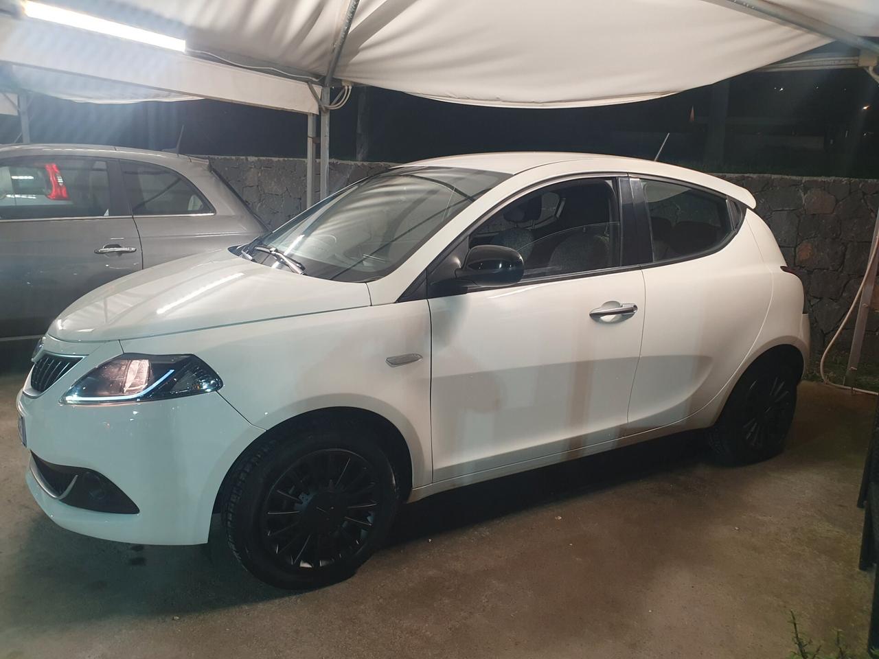 Lancia Ypsilon 1.0 FireFly 5 porte S&S Hybrid Ecochic Silver