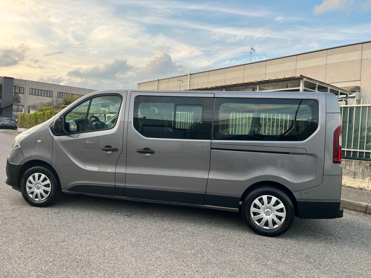 RENAULT TRAFIC 9P LUNGO CAMBIO AUTOMATICO DOPPIA PORTA