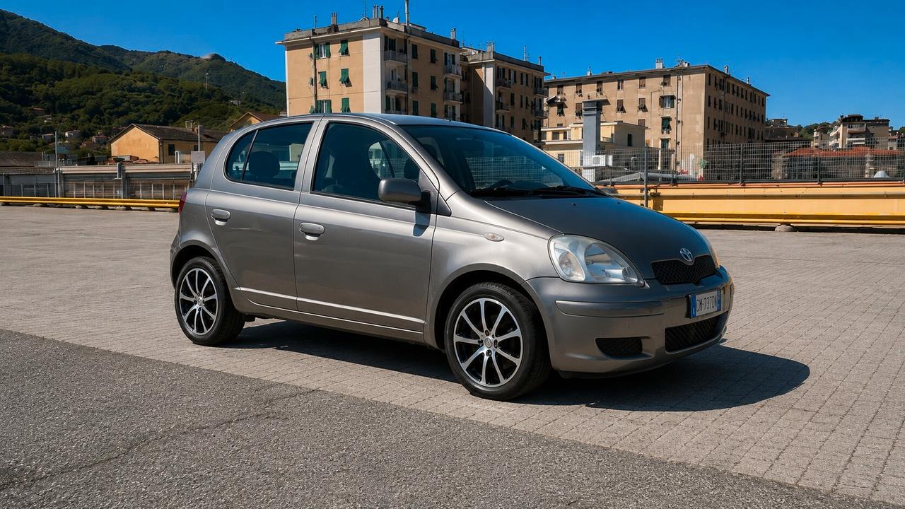 TOYOTA YARIS 1.0 BENZINA 5 PORTE – DISTRIBUZIONE A CATENA – PERFETTA NEOPATENTATI 122.000 km certificati Consumi bassissimi Motore Toyota