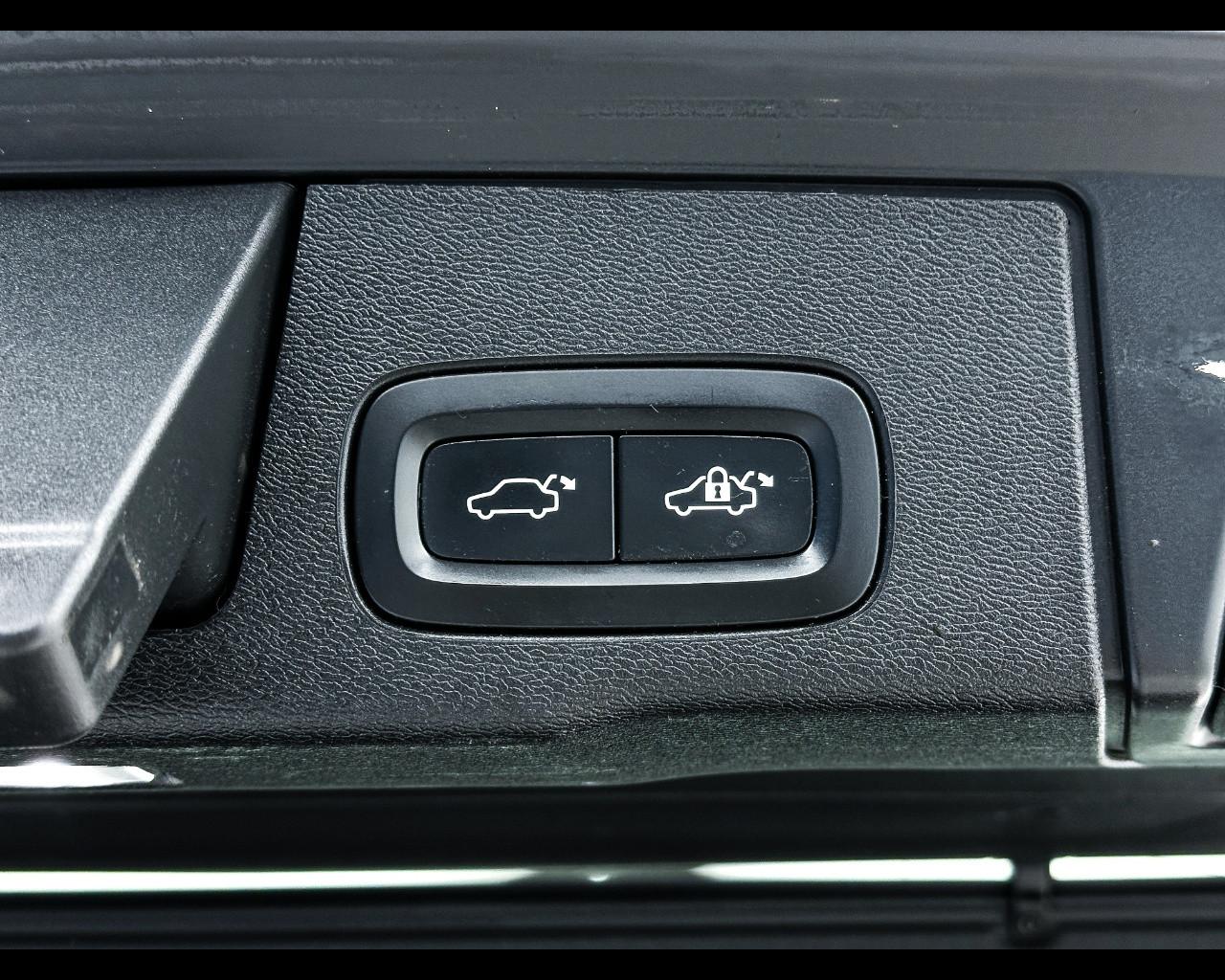 VOLVO XC60 (2017-->) - XC60 B4 (d) AWD automatico Plus Dark