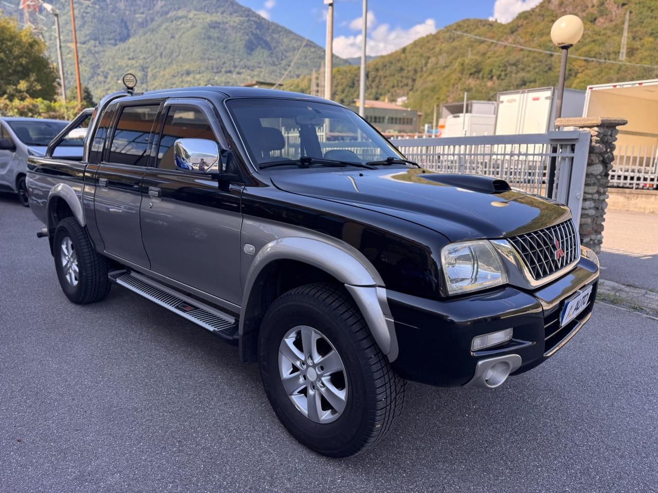 Mitsubishi L200 2.5 TD cat 4WD Club Cab Intense