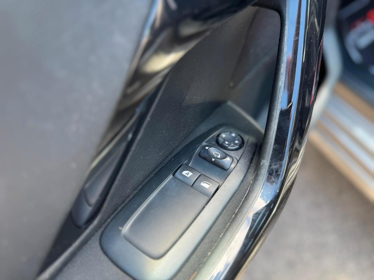 Peugeot 208 1.4 HDi 68 CV 5 porte Allure