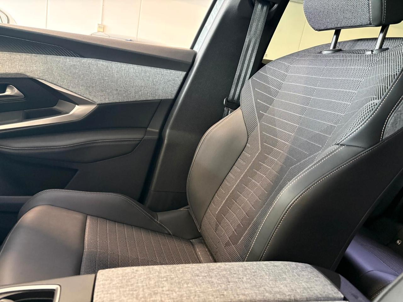 Peugeot 3008 ALLURE motore elettrico (73kWh) 210 CV SPOTICAR