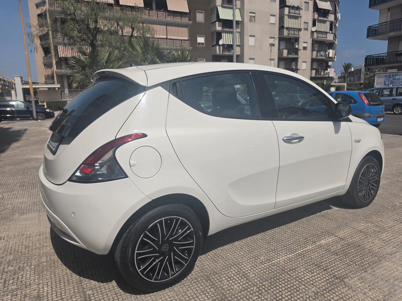 Lancia Ypsilon 1.0 FireFly 5 porte S&S Hybrid Gold