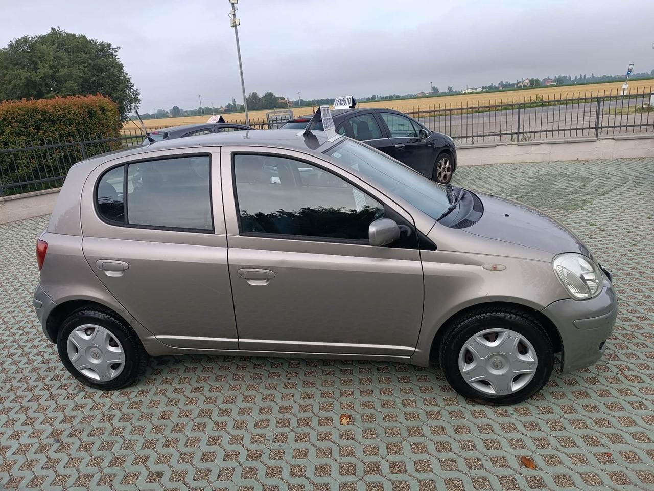 Toyota Yaris 1.0i 16V cat 5 porte Sol