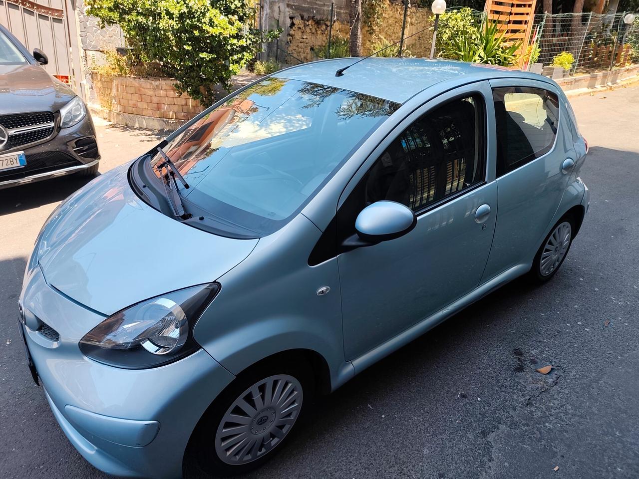 Toyota Aygo 1.0 benzina Automatica leggi