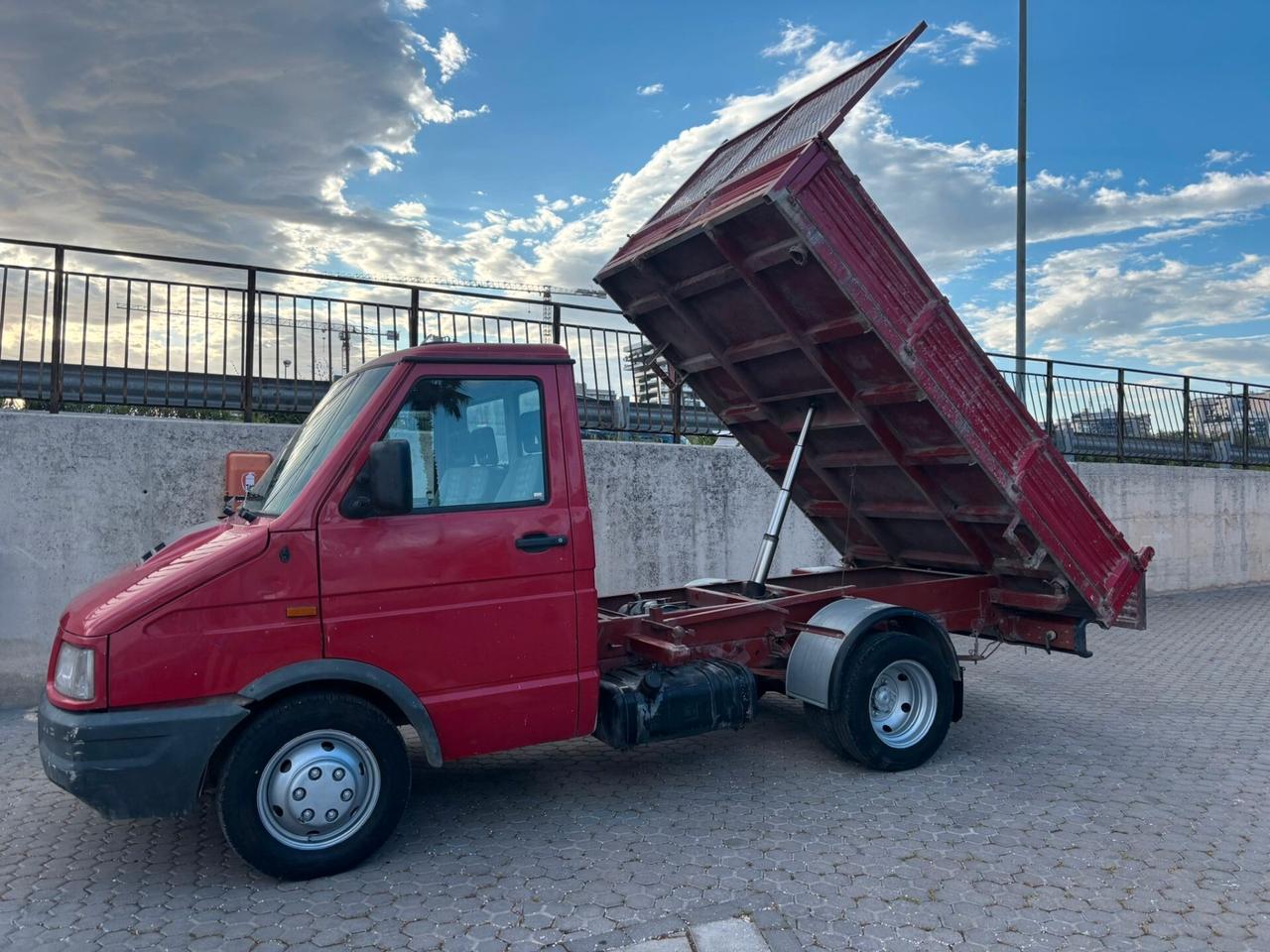 Iveco Daily 35.8 Ribaltabile Trilaterale – Affidabile e Pronto al Lavoro