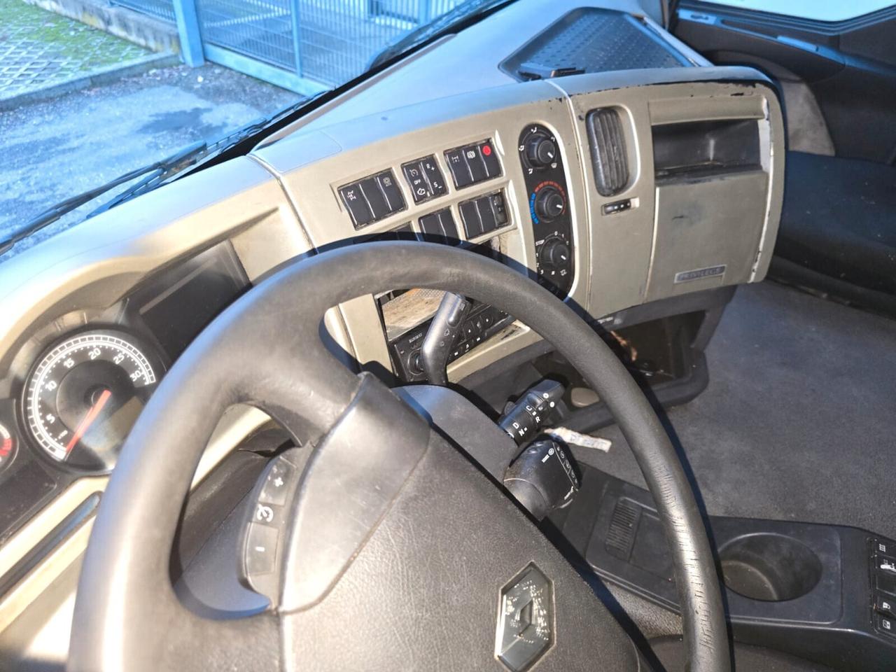 TRATTORE STRADALE RENAULT CON CISTERNA OMT