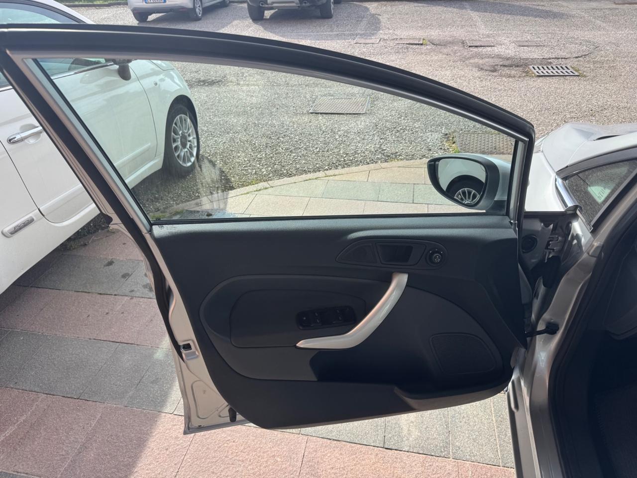 Ford Fiesta 1.4 TDCi 68CV 5 porte Titanium