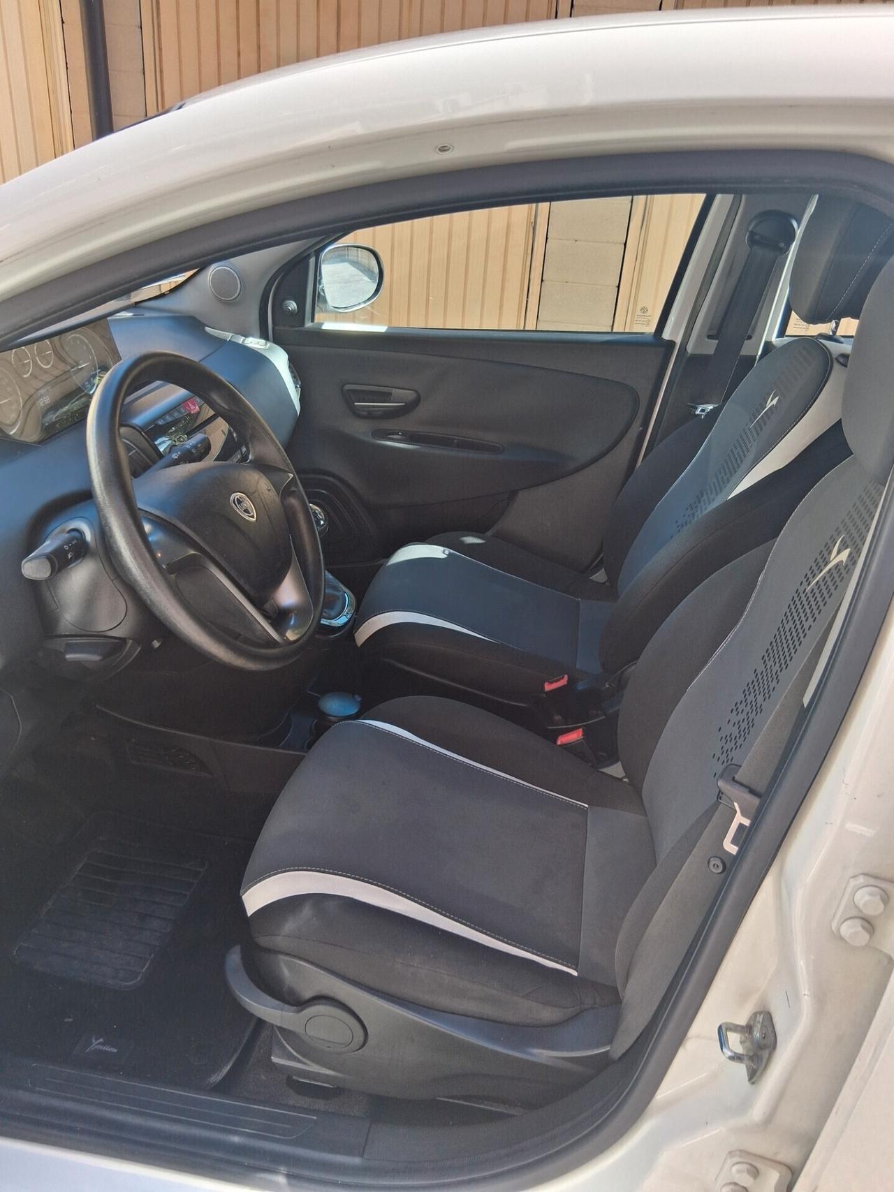 Lancia Ypsilon 1.2 69 CV 5 porte Silver