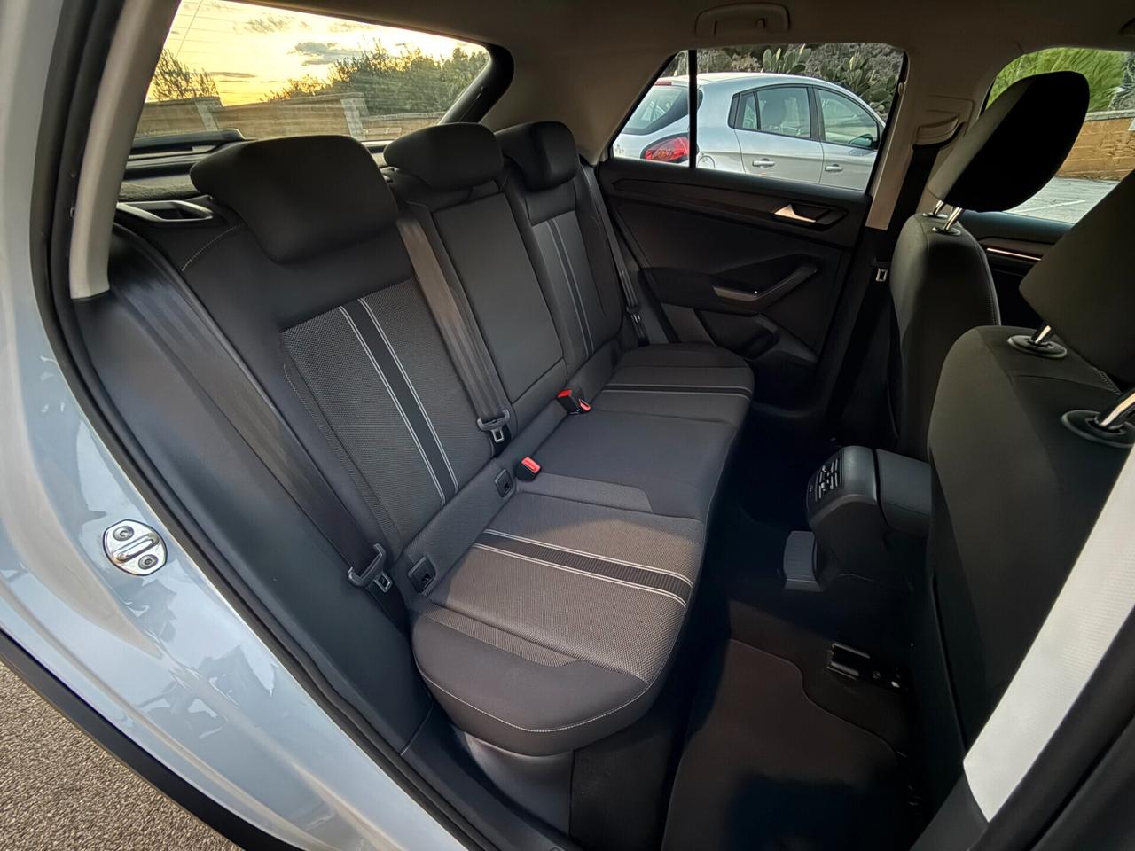 Volkswagen T-Roc/1.0 TSI 116 CV/CAR PLAY/CERCHI 17"/NEO