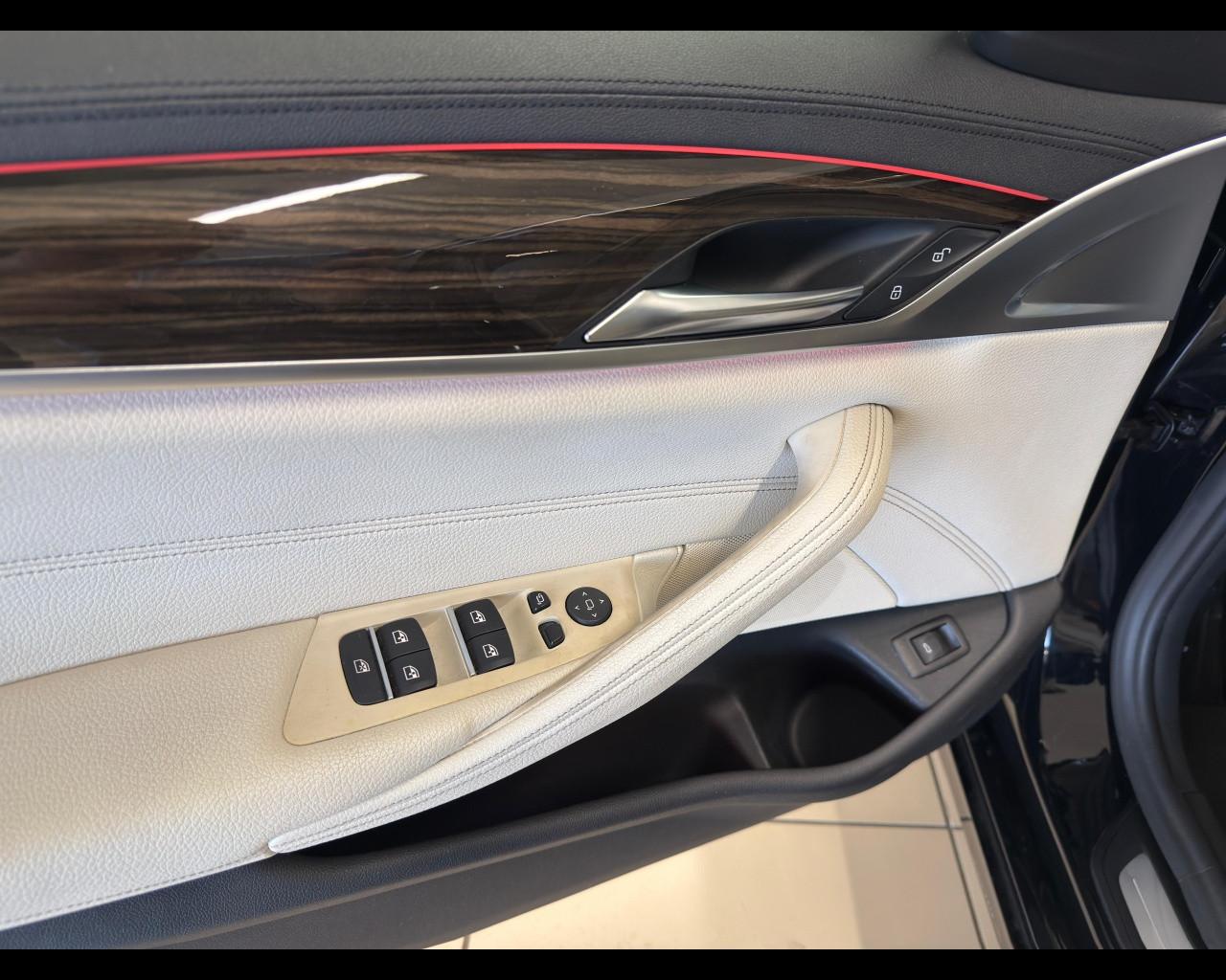 BMW Serie 5(G30/31/F90) - 518d Touring Luxury