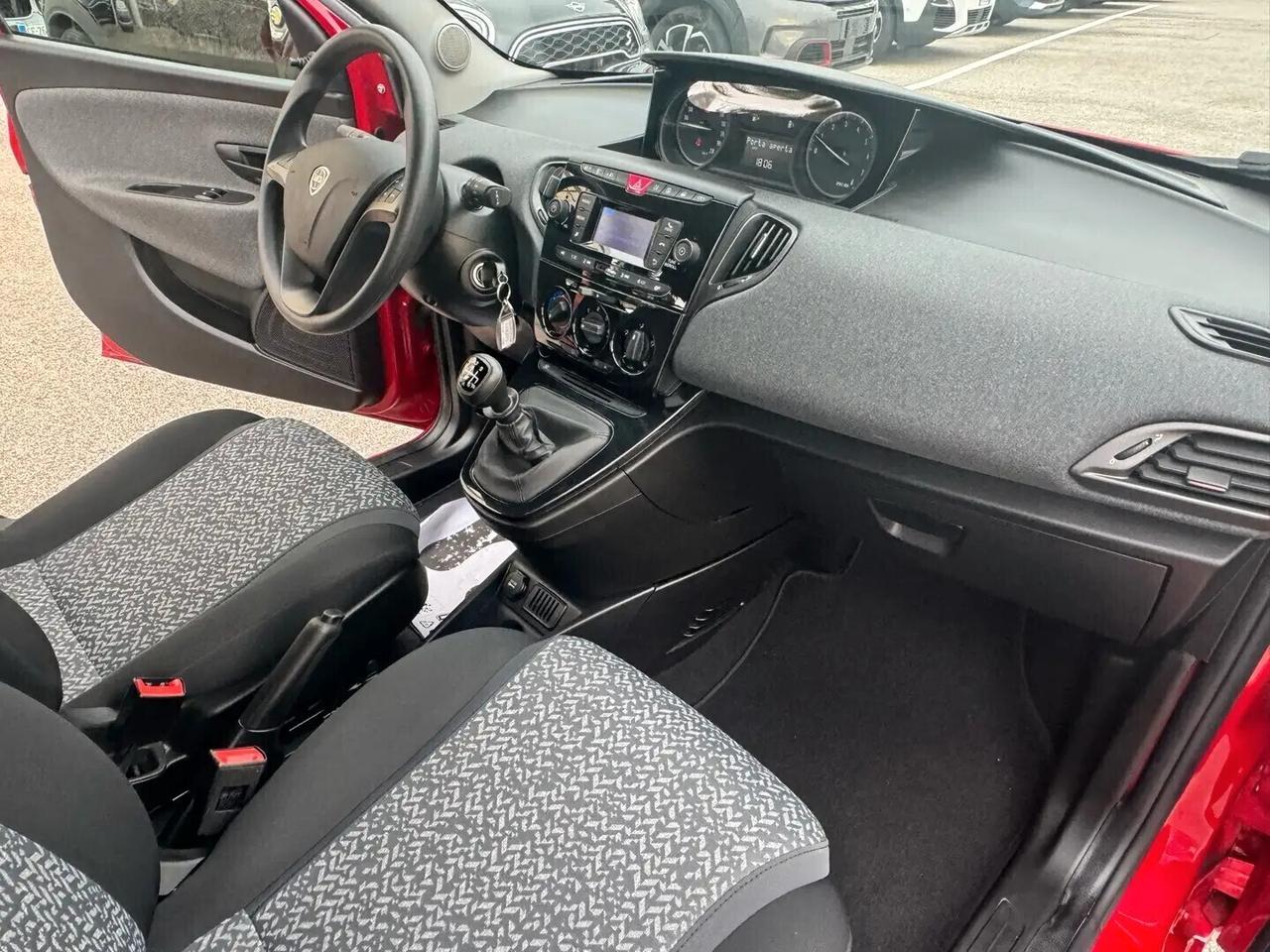 Lancia Ypsilon 1.0 FireFly 5 porte S&S Hybrid Ecochic Silver