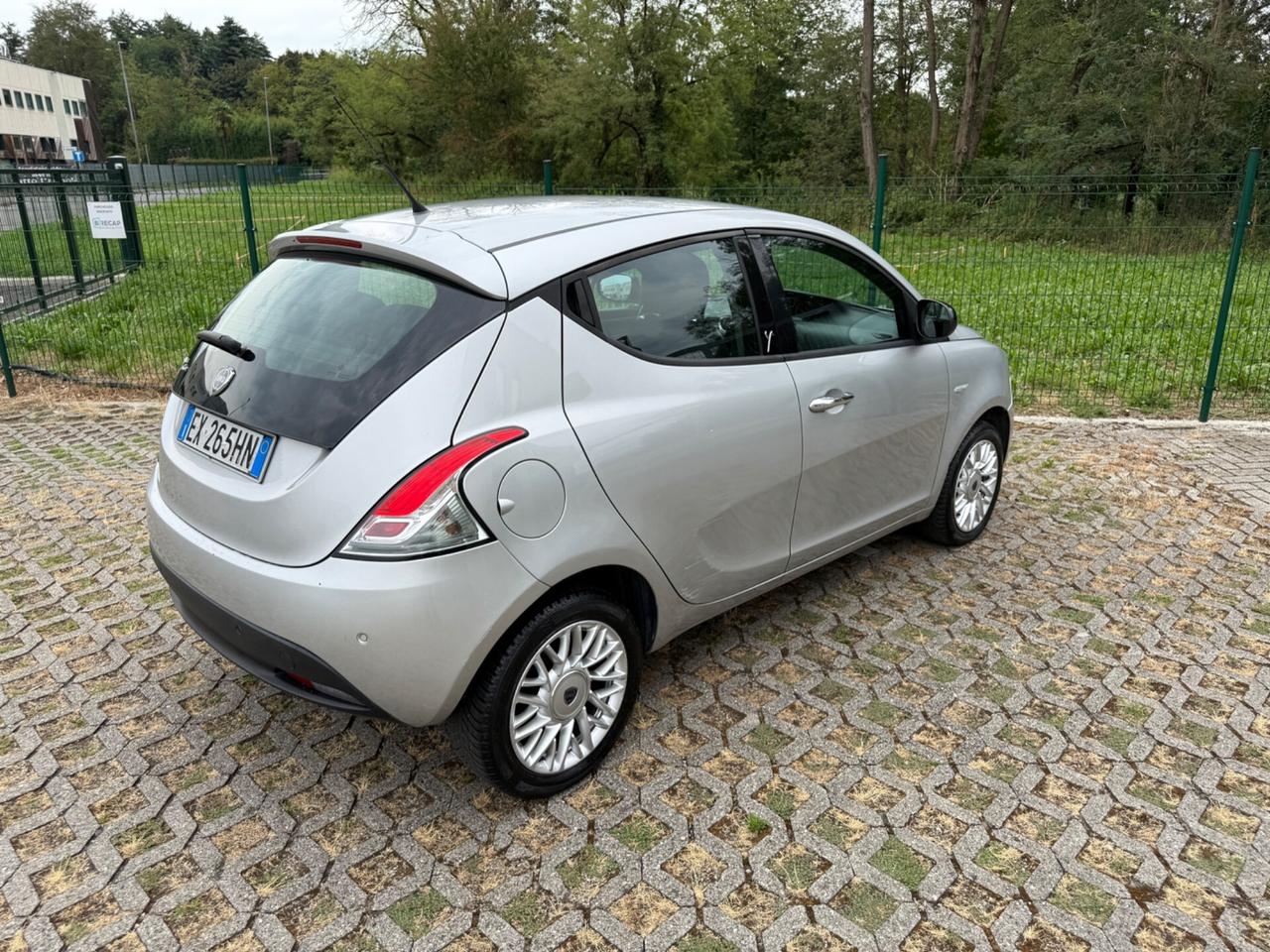 Lancia Ypsilon 0.9 TwinAir 85 CV 5P S&S DFN Automatik Platinum