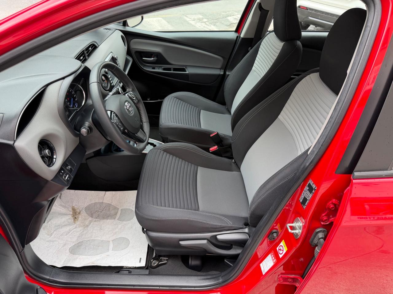 TOYOTA YARIS 1.5 HYBRID AUTOMATICO NEOPATENTATI