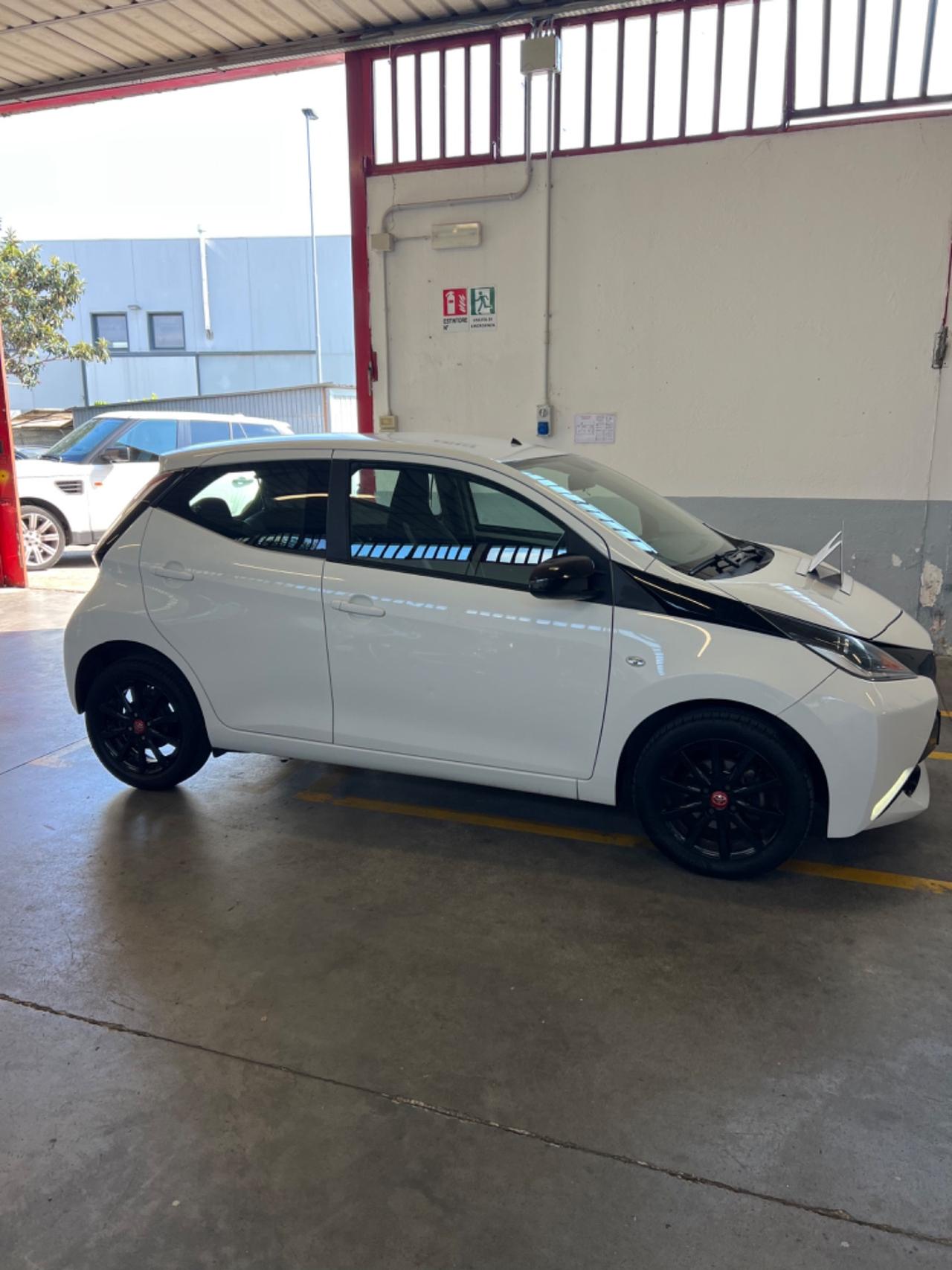 Toyota Aygo 1.0 VVT-i 69 CV 5 porte x-cite MMT