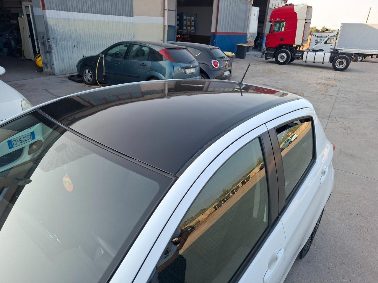 Toyota Yaris 1.0 BENZINA - 2013 BICOLORE