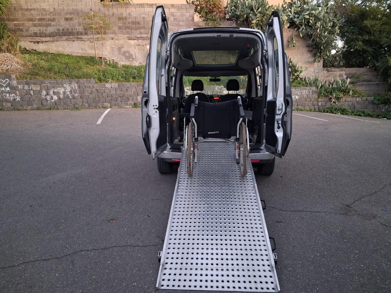 Fiat Doblo Con rampa manuale trasporto disabili in carrozzina
