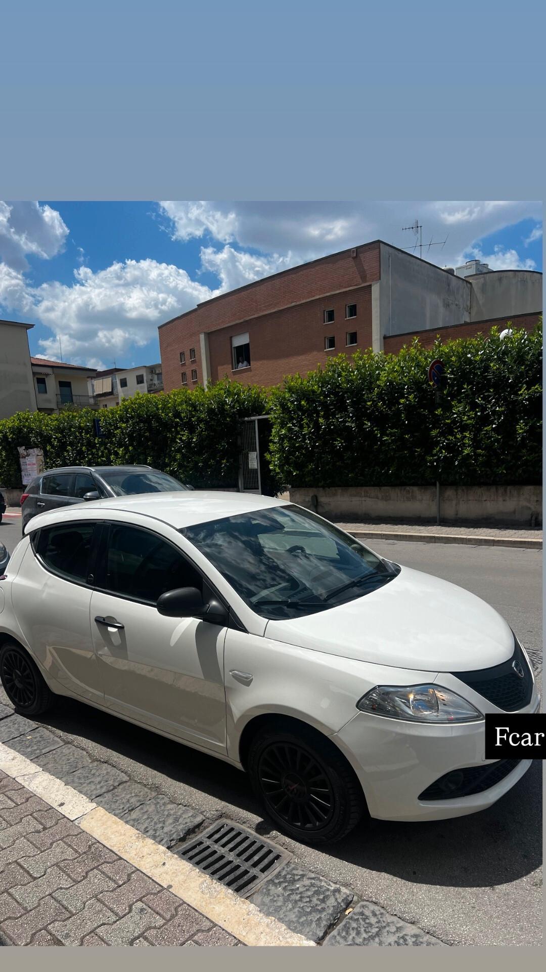 Lancia Ypsilon 1.0 FireFly 5 porte S&S Hybrid Ecochic Silver NEOPATENTATI