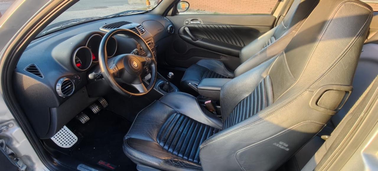Alfa Romeo GTA 147 3.2i V6 24V porte GTA 67780 2004